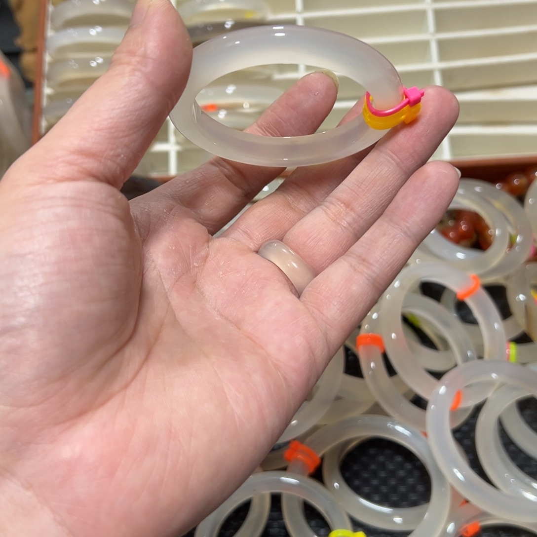 玛瑙/玉髓未镶嵌手镯54圈有包容2.9