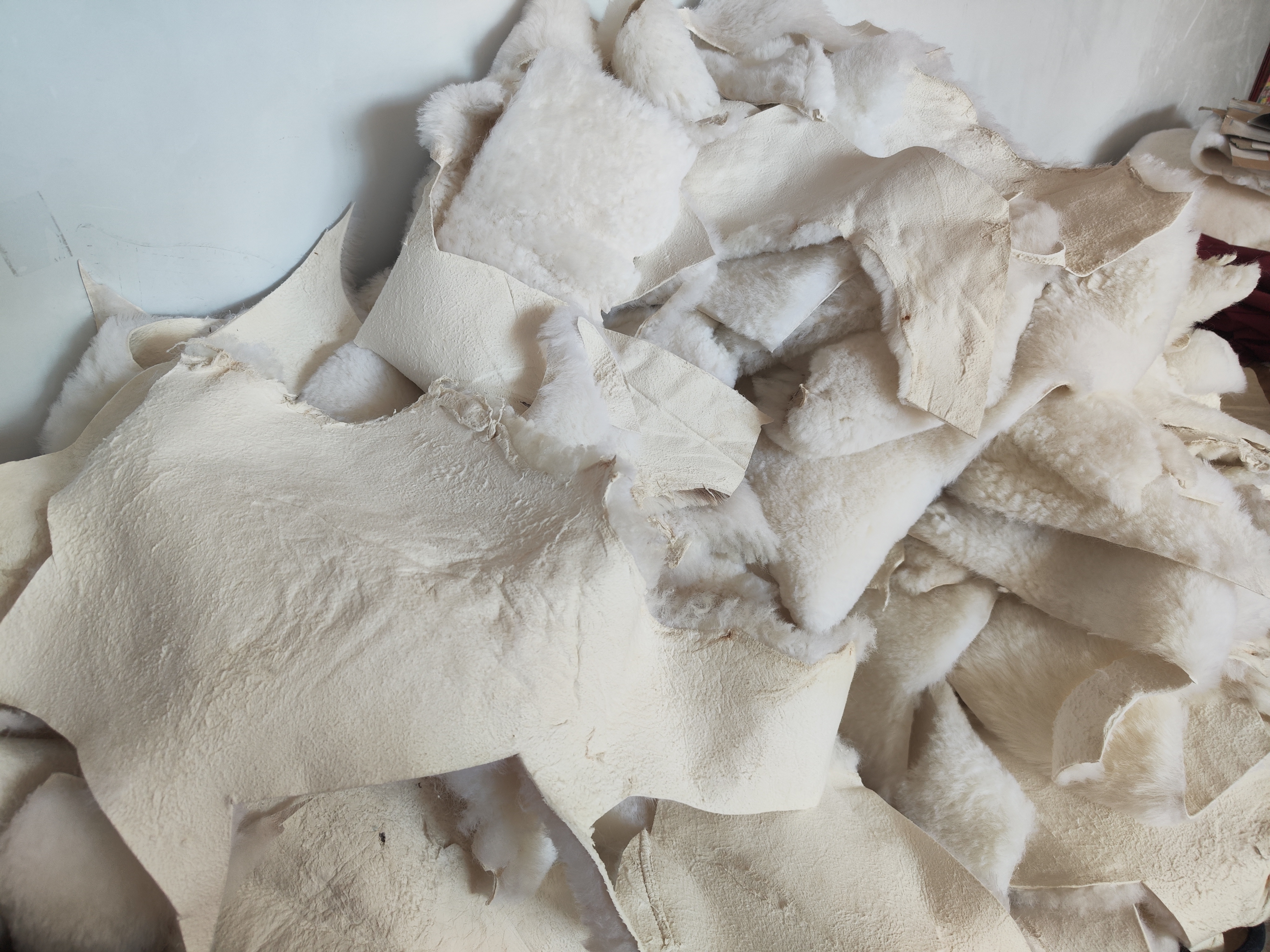 柔软真羊皮毛一体手工DIY羊皮边角料天然真皮毛散装称斤块皮料