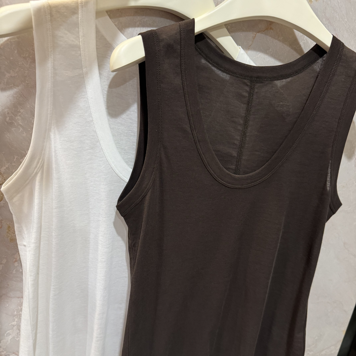 燕小姐“0触感的慵懒”进口棉纱线U型领背心(No退No换）