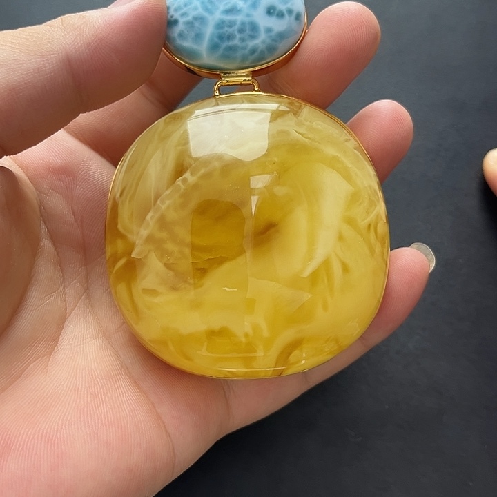 新***姐琥珀未镶嵌裸石吊坠