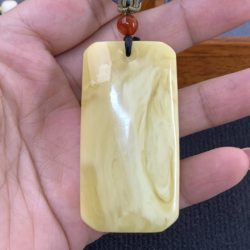 T116蜜蜡无事牌雕件吊坠尺寸28.6*54.5mm原矿雕刻挂坠巧雕牌子