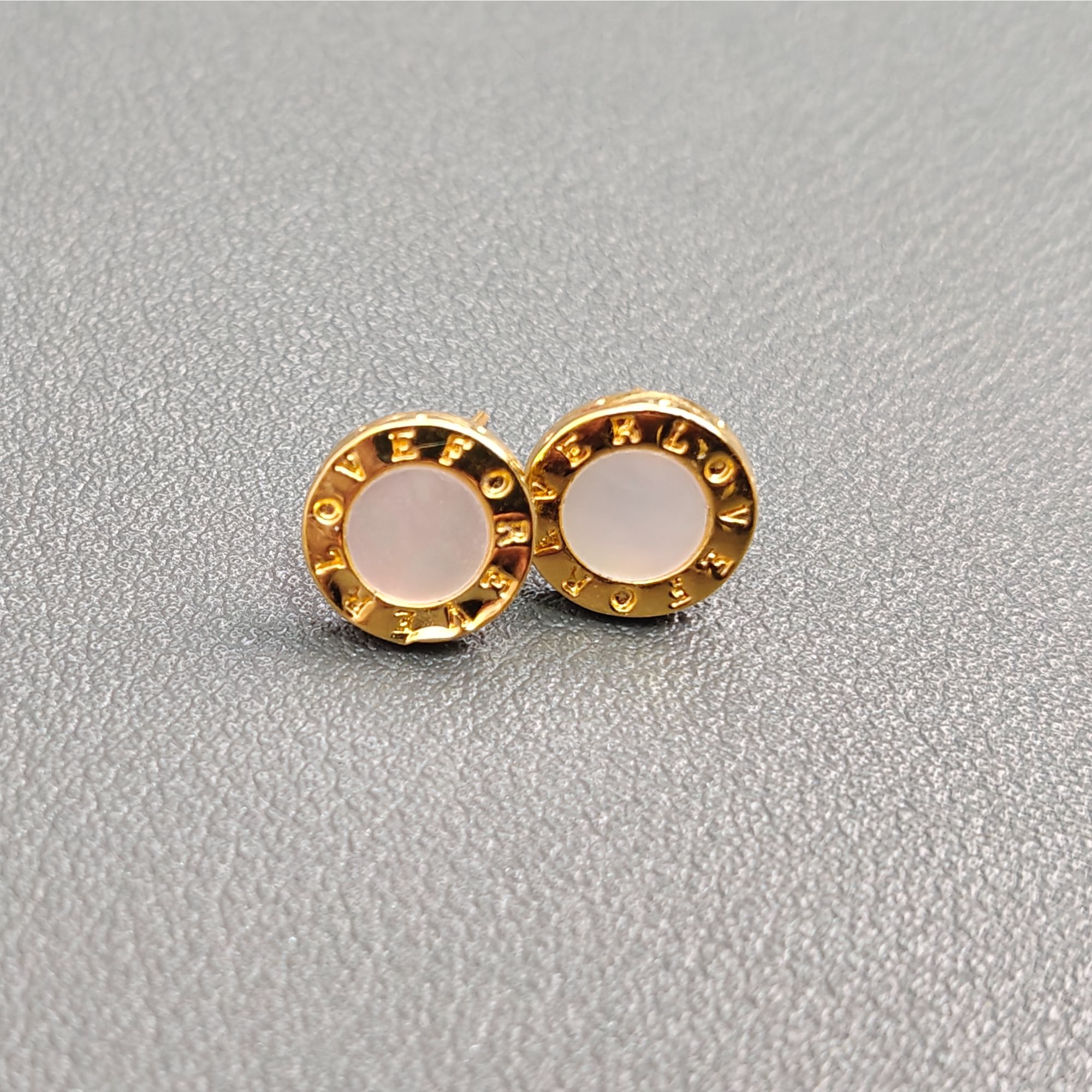 耳钉）18k金白贝母字母圆饼耳钉