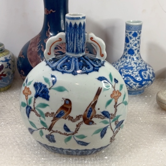 一个五彩花鸟包月瓶