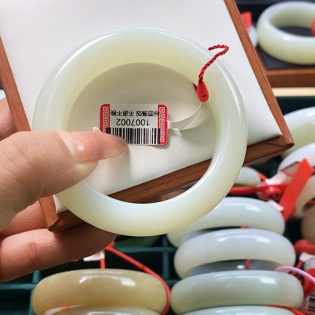 梨***儿和田玉未镶嵌手镯