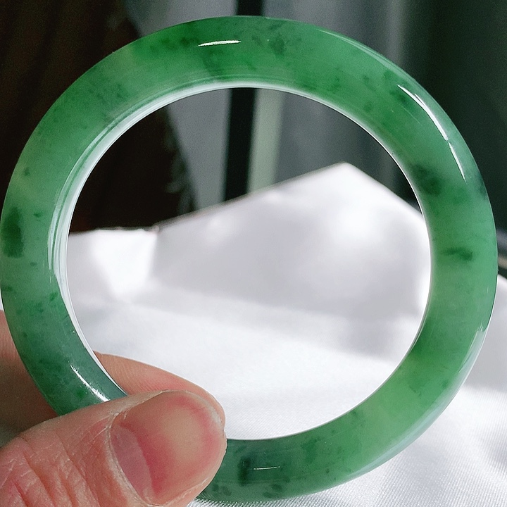 翡翠手镯未镶嵌翡翠手镯未镶嵌