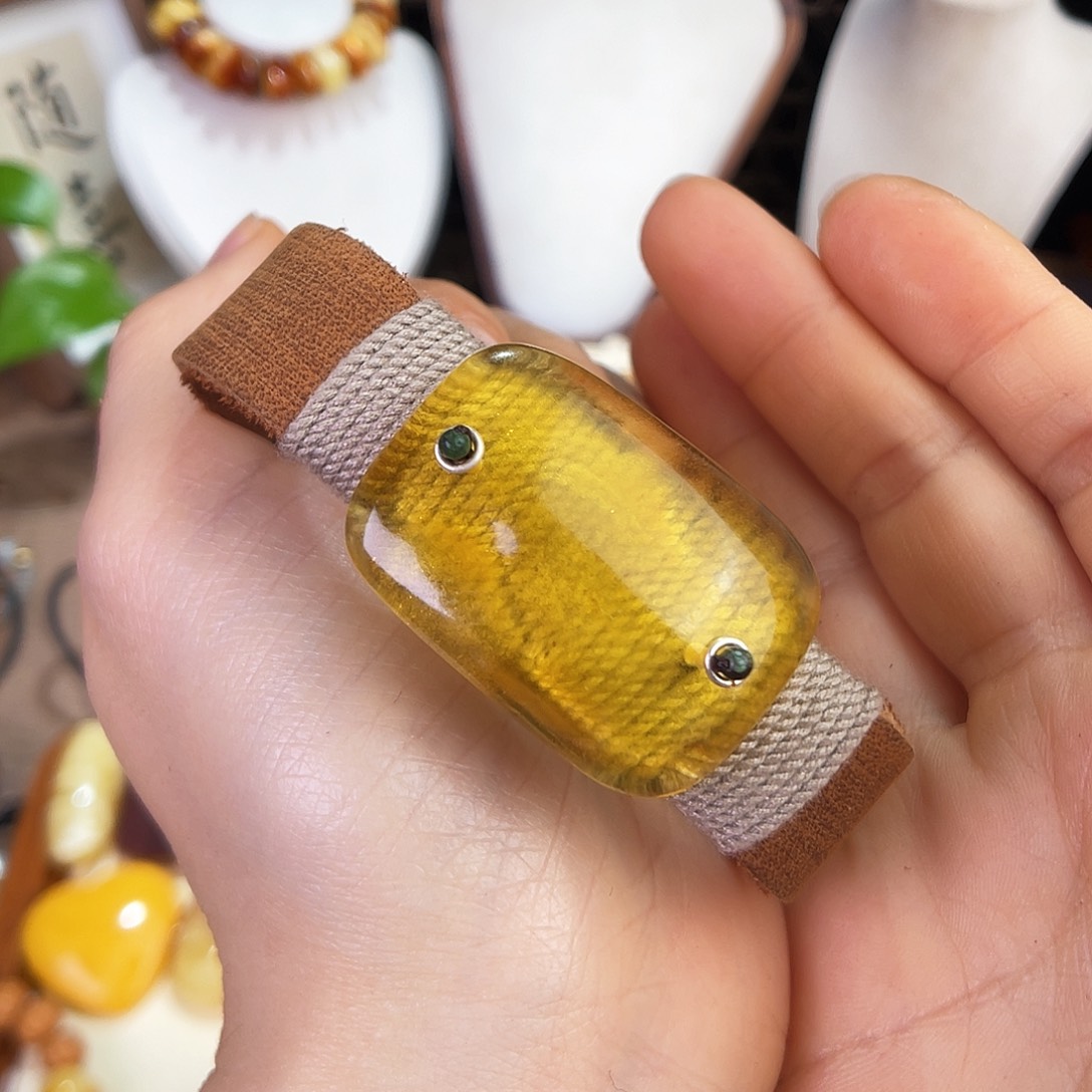 琥珀珠宝奇石未镶嵌。