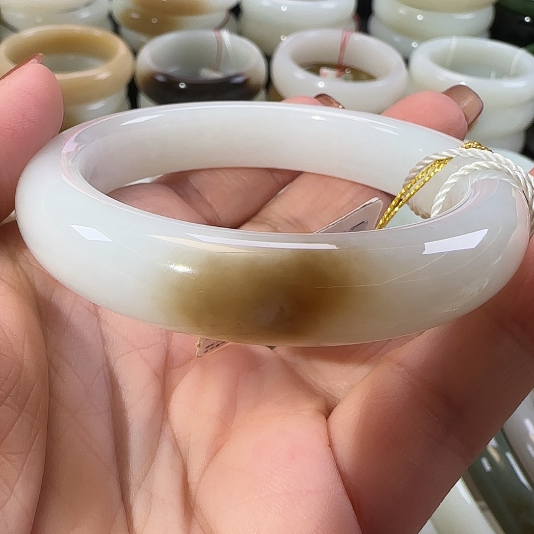 小***子和田玉未镶嵌手镯