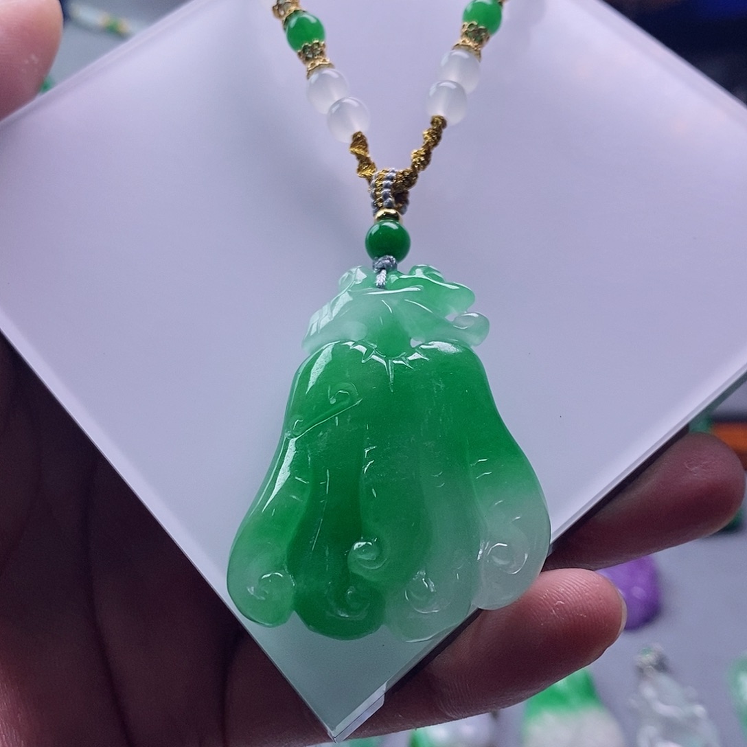 翡翠未镶嵌吊坠(赠链)