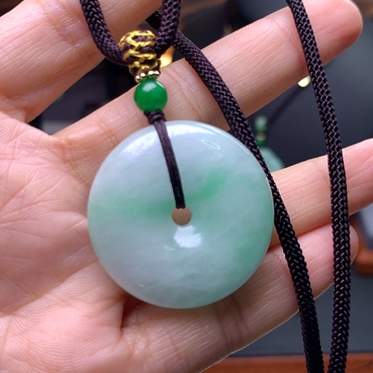 翡翠吊坠(赠链)未镶嵌