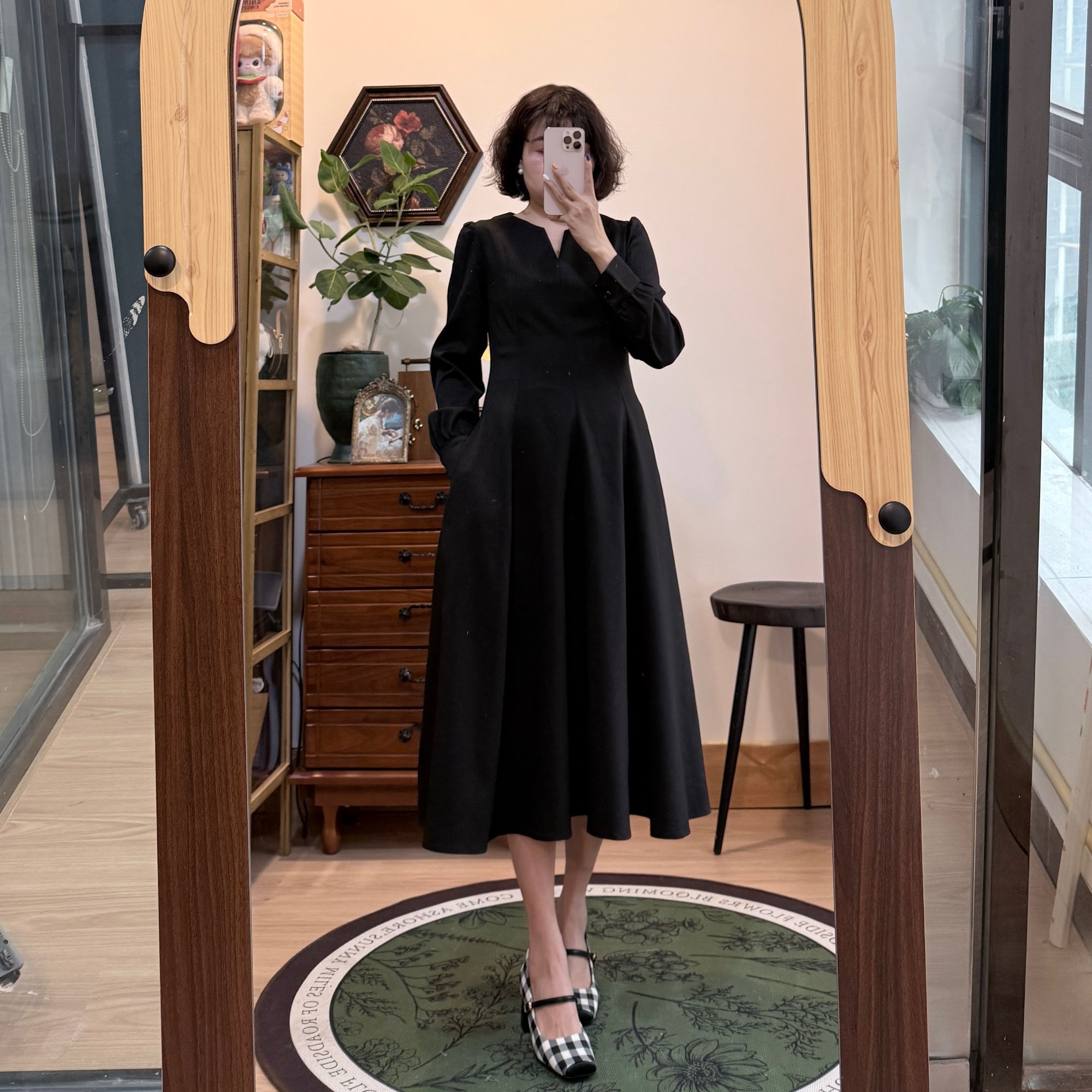 法式气质收腰赫本风中长裙新款秋冬V领漂亮出片衣服黑色连衣裙