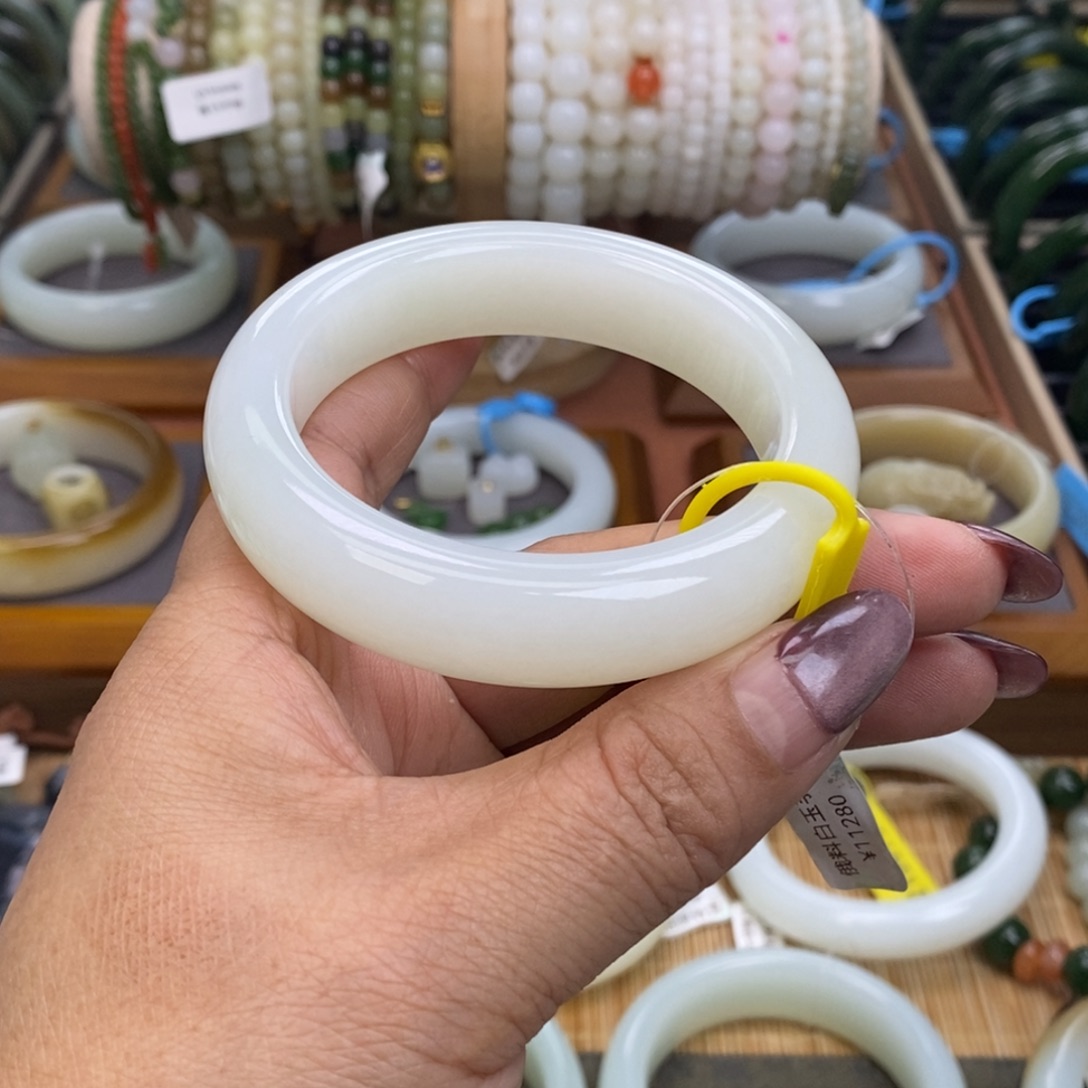 和田玉未镶嵌手镯