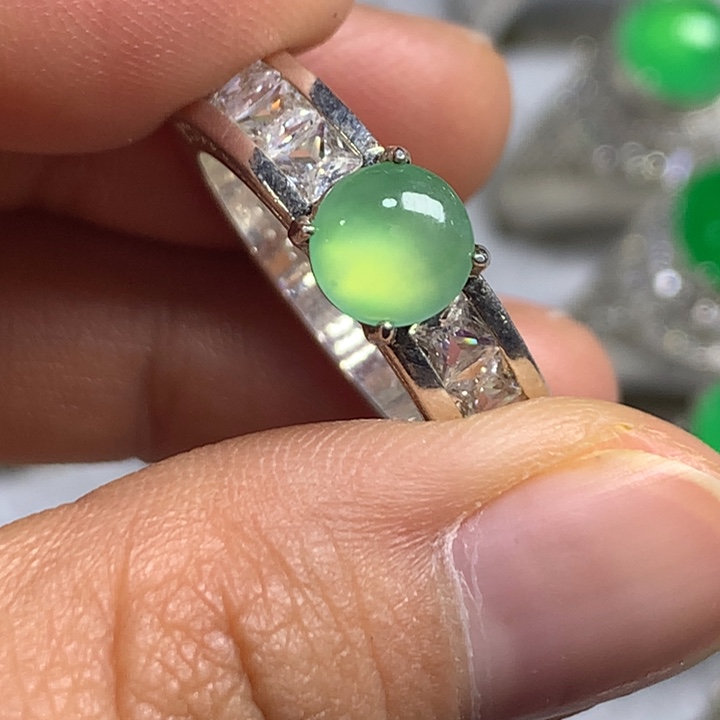 翡翠未镶嵌戒指铜托，卖裸石，需要二次镶嵌