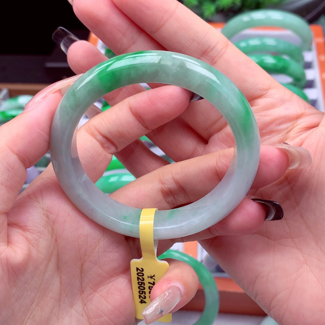 翡翠手镯未镶嵌翡翠