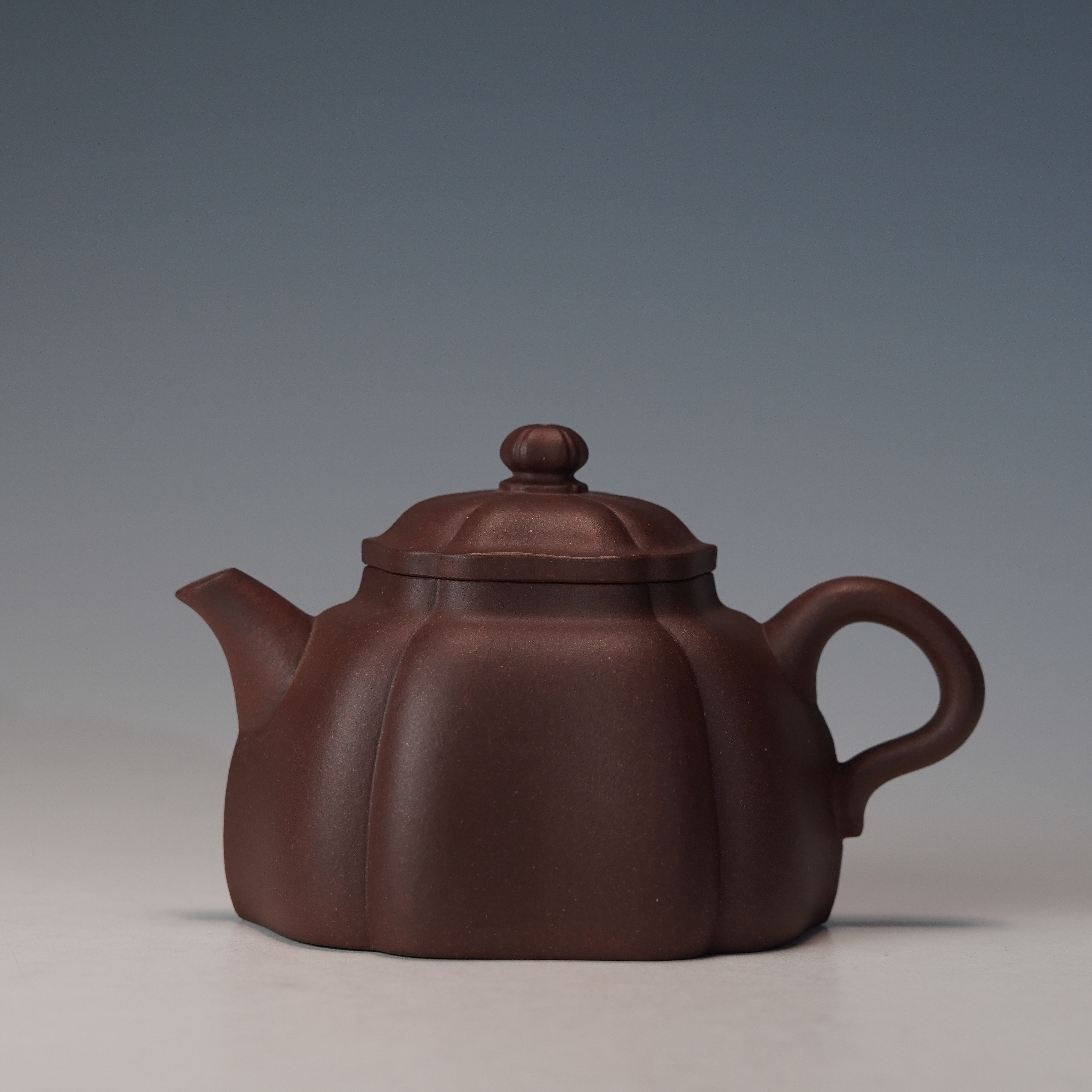 lot.21240 庄亚新 青灰段菱花壶 180cc