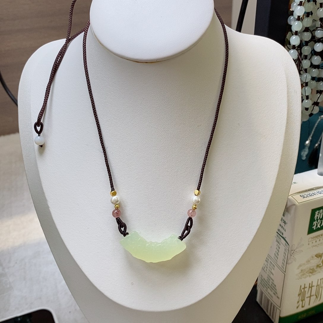 蛇纹石玉未镶嵌颈饰