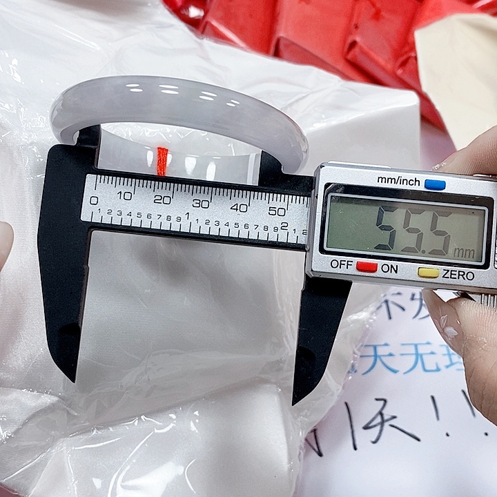 翡翠手镯未镶嵌122。    