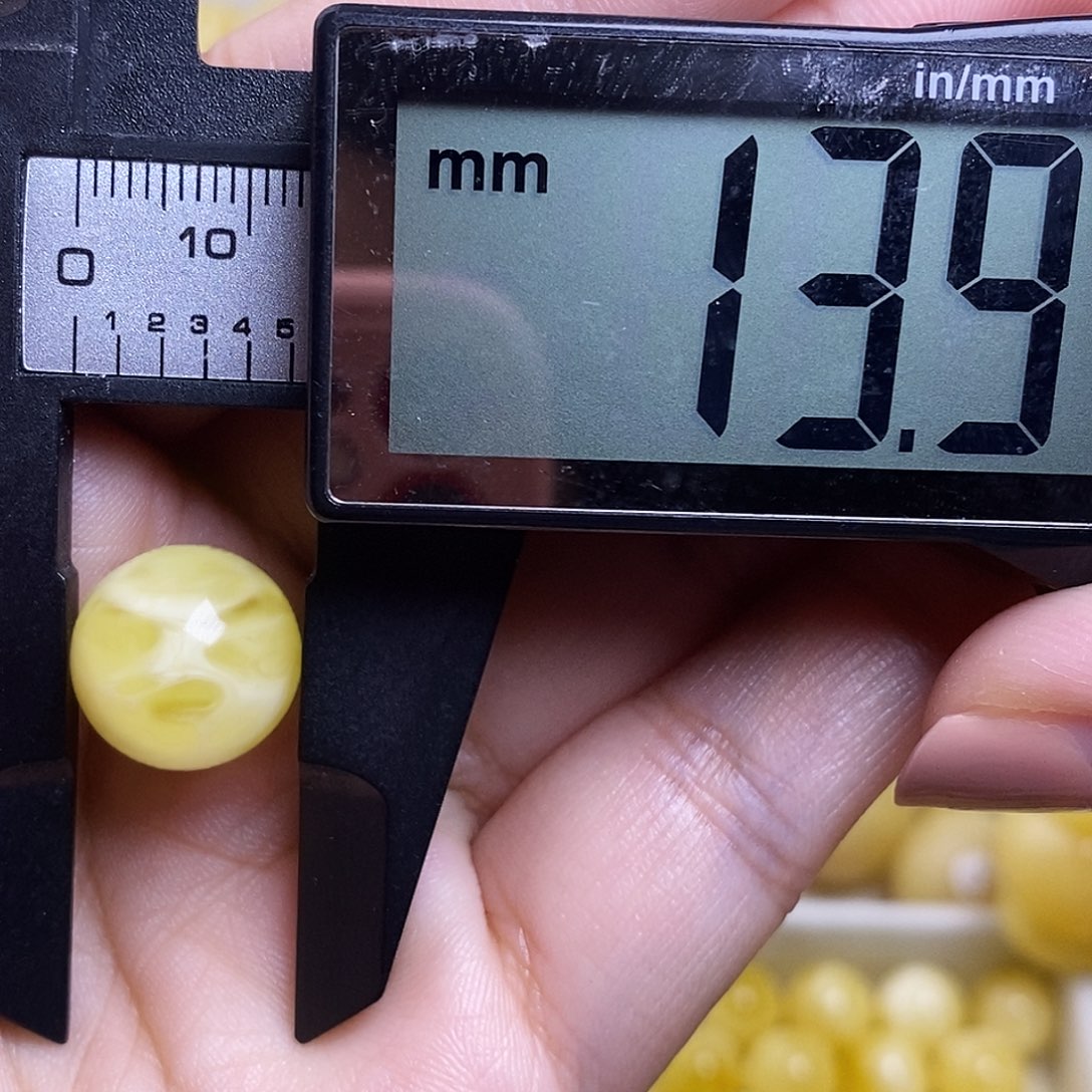 裸石琥珀未镶嵌南***Y蜜蜡圆珠