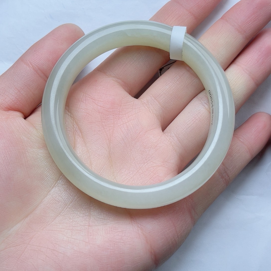 和田玉手镯58圈口。k k  未镶嵌