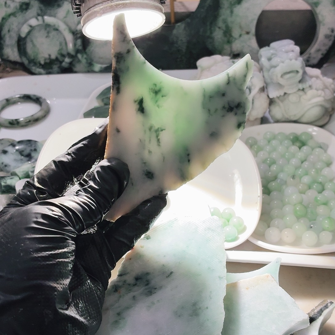 翡翠未镶嵌颈饰边角料