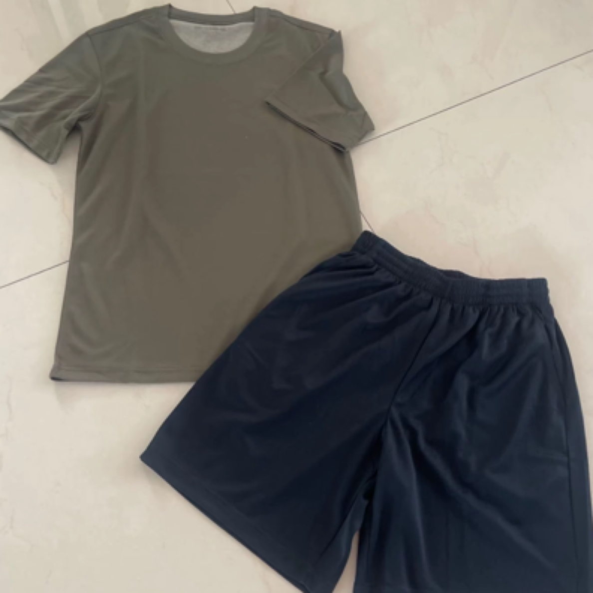 008灰绿色（短裤和套装）