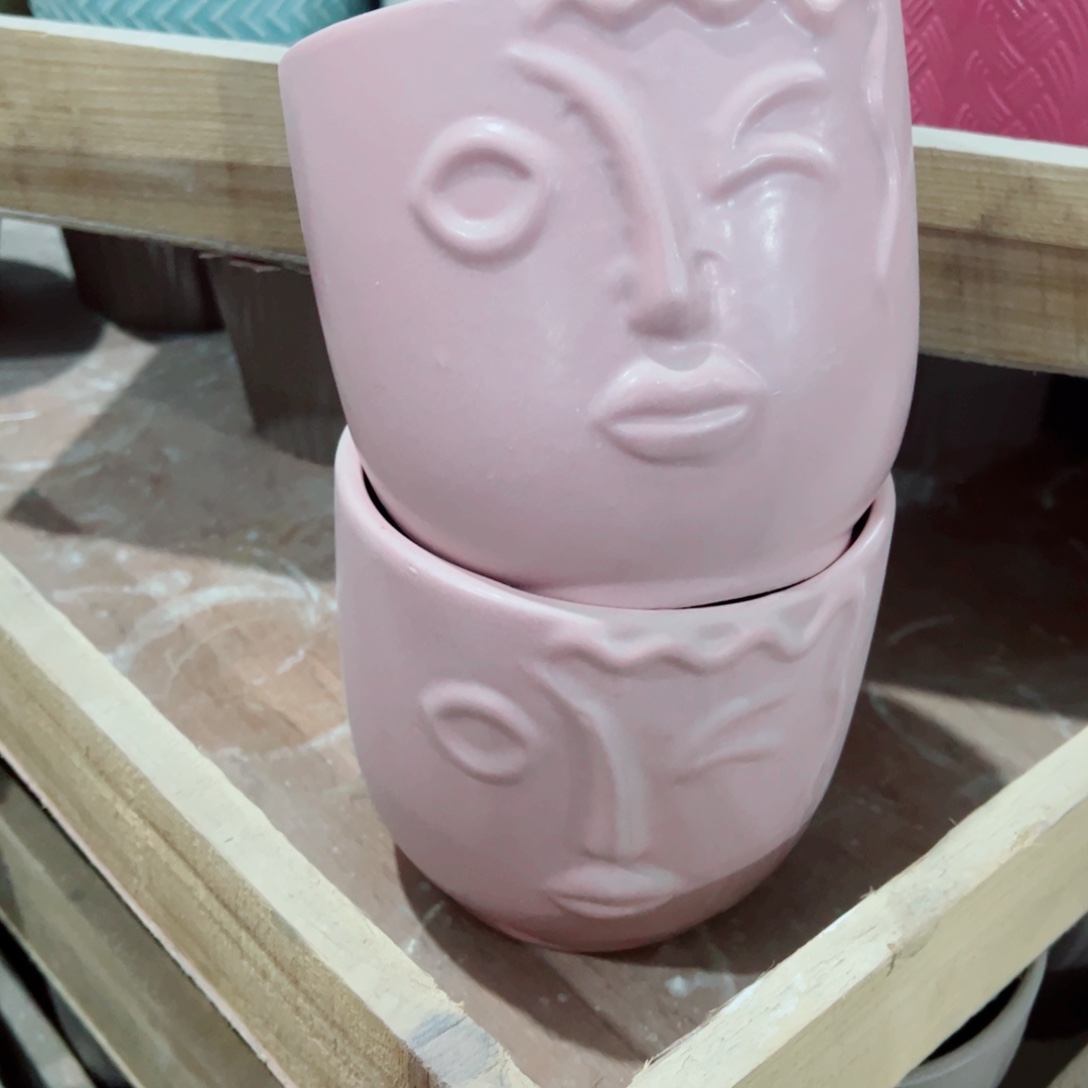 有孔，陶瓷花盆满10米包邮发货。微瑕介意慎拍