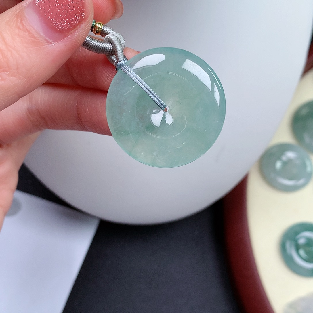 翡翠颈饰未镶嵌平安扣