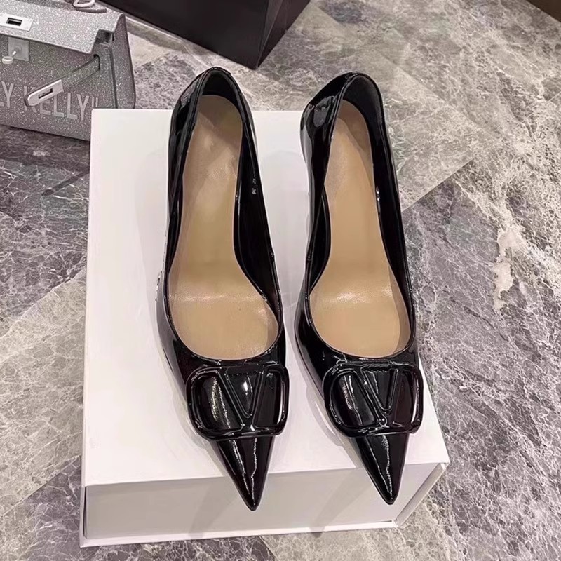  v扣单鞋女2024秋春季新款气质名媛低跟女鞋设计感小众尖头高跟鞋