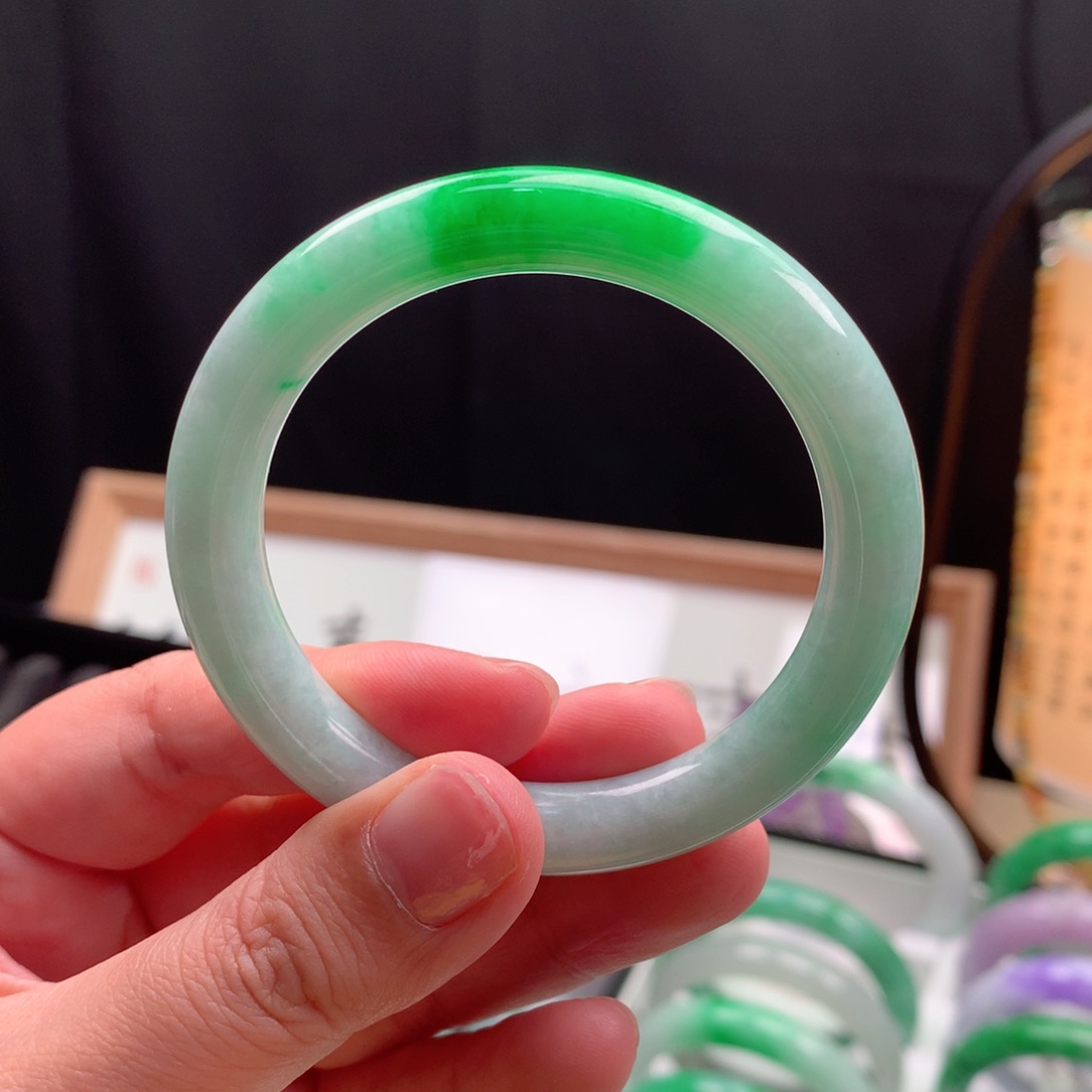 翡翠手镯未镶嵌缅甸