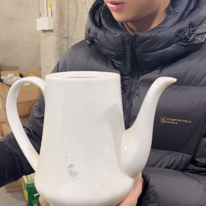 瓷片高白泥水壶一个，微瑕包邮，容量1200，自己洗