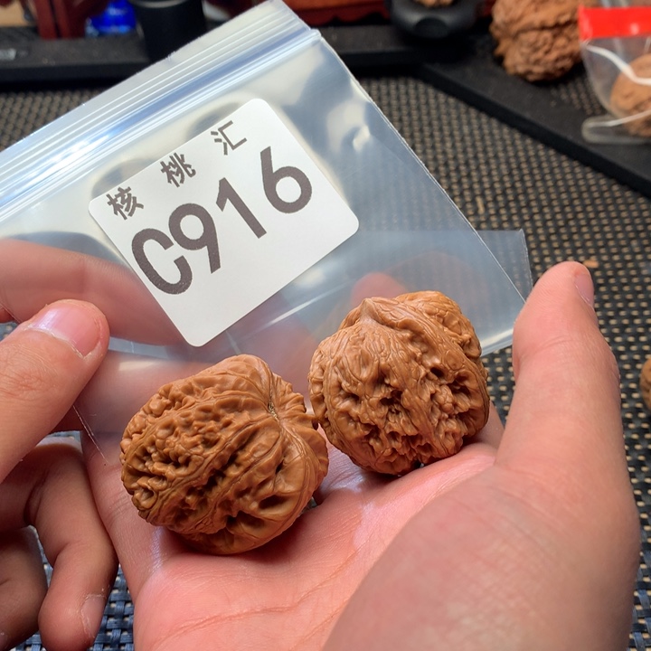 文玩核桃吊坠元宝