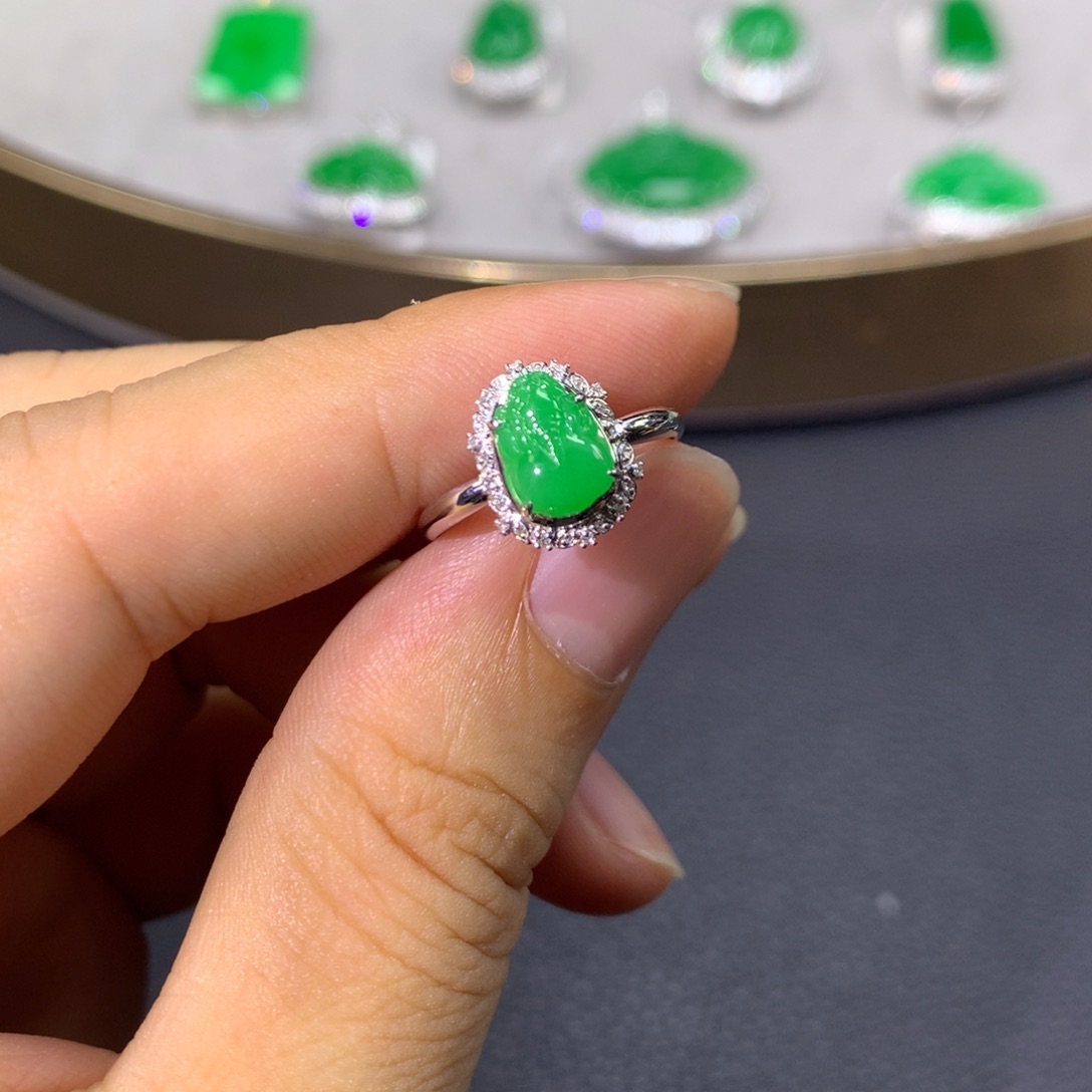 翡翠戒指18K金镶嵌翡翠