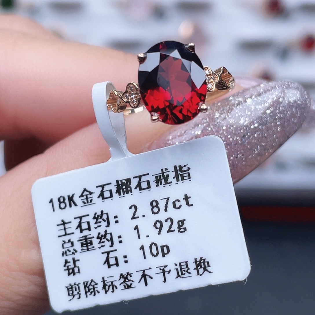 18K金镶嵌戒指石榴石