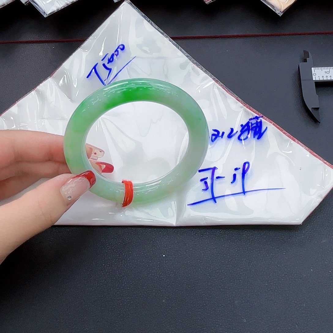 翡翠手镯未镶嵌天然缅甸a货翡翠 