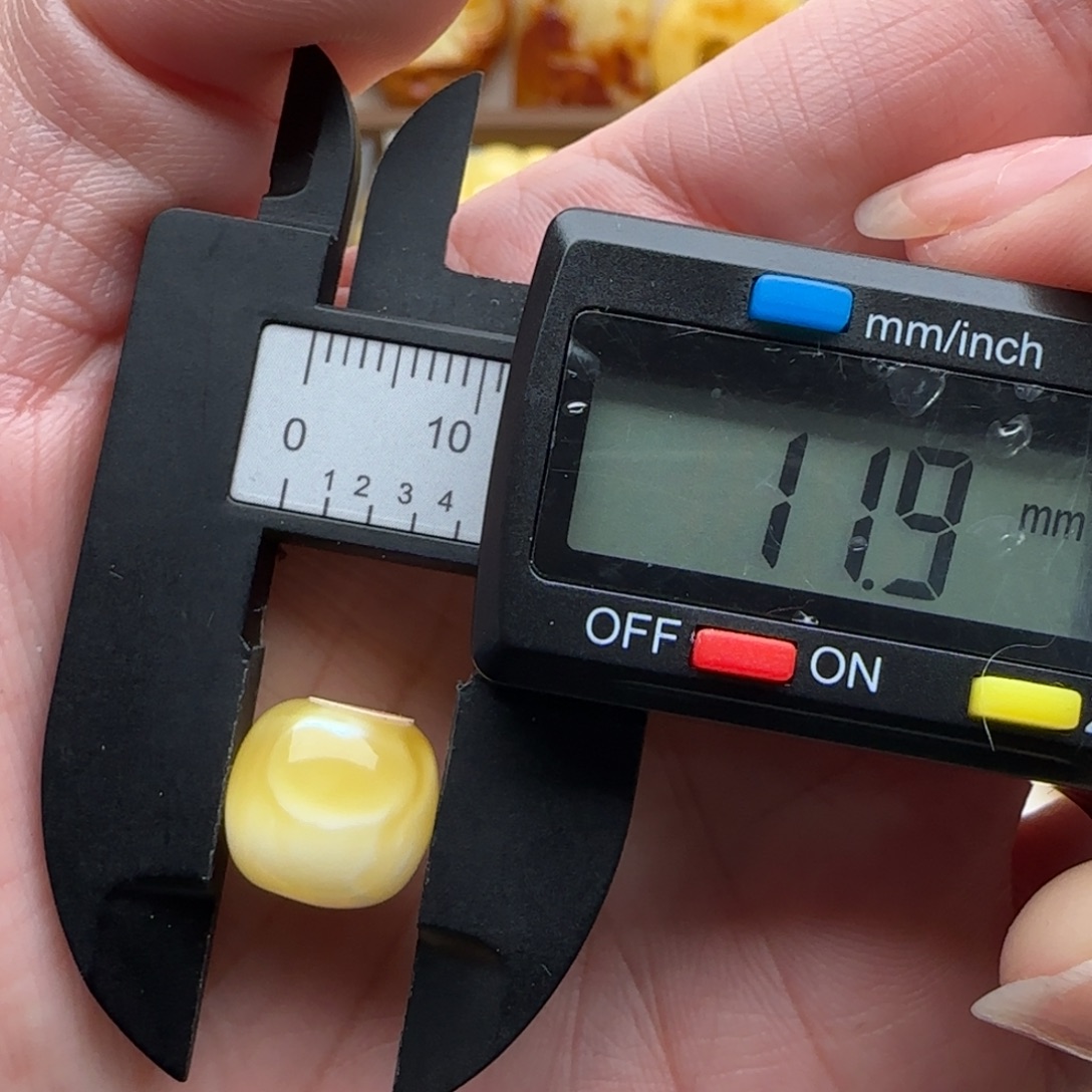 Y***o蜜蜡未镶嵌裸石妖花老型