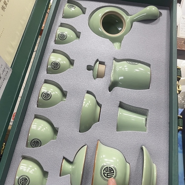 孤品茶具套装等。        