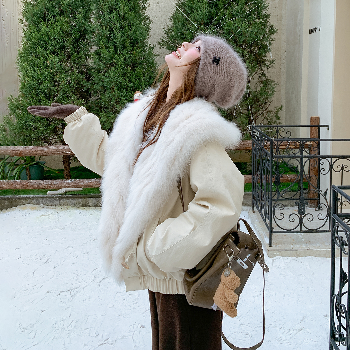 米白色毛绒拼接贵气千金风羽绒内衬外套女2025新款冬季保暖派克服