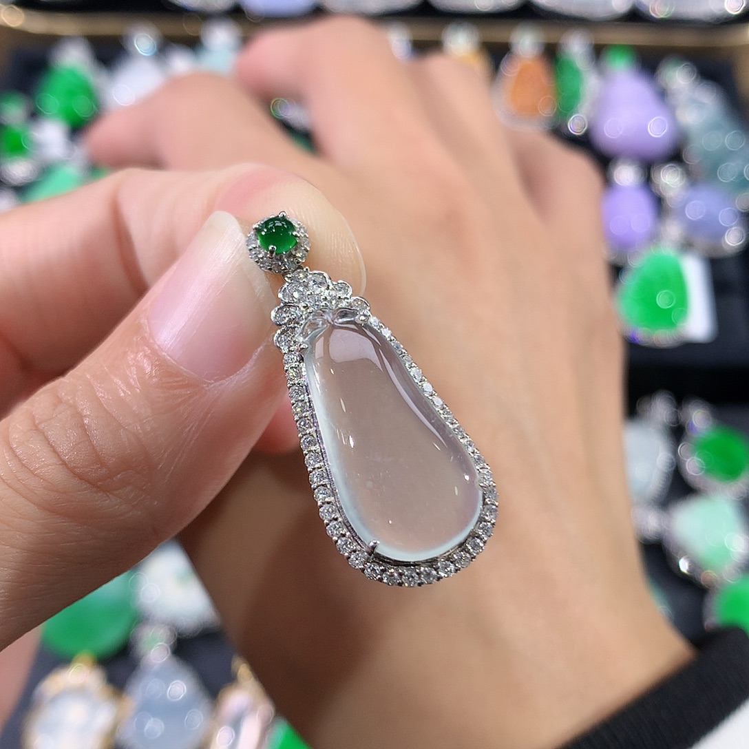 翡翠18K金镶嵌颈饰