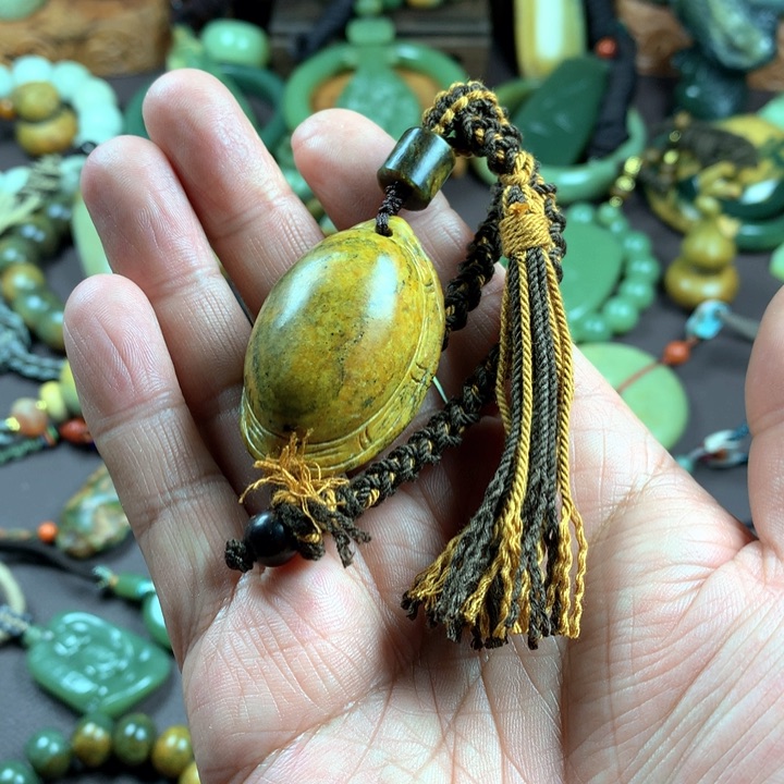 吊坠(赠链)未镶嵌岫岩河磨玉（透闪石质玉）秀*