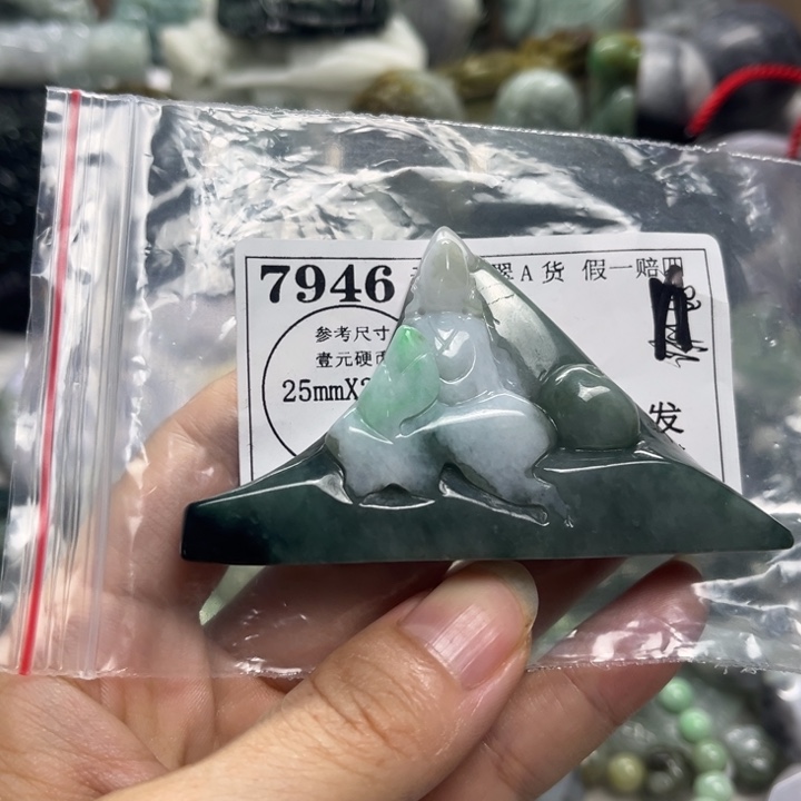 翡翠未镶嵌颈饰7946瑕疵