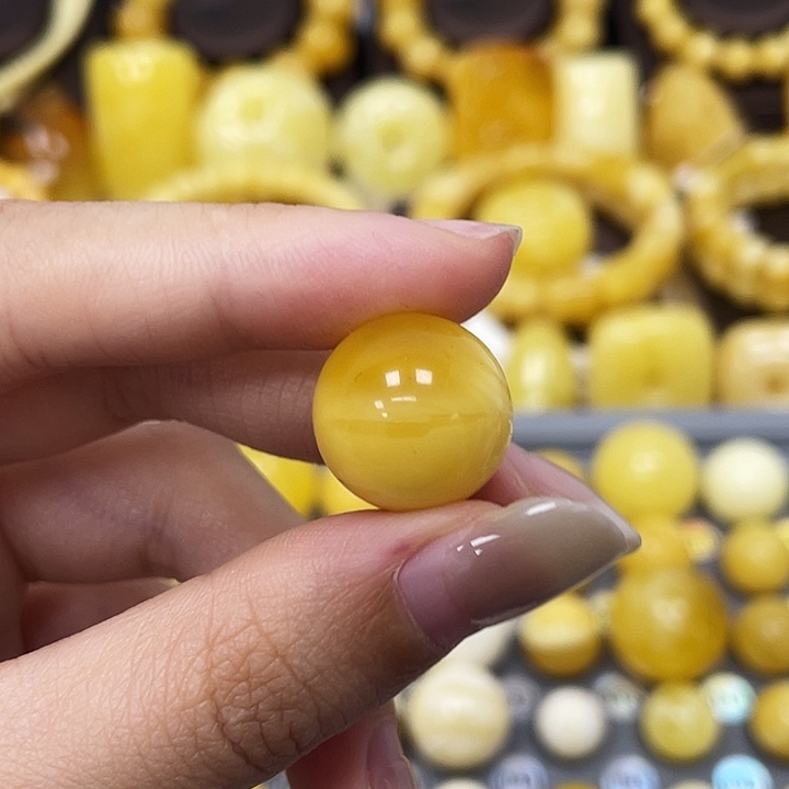 琥珀未镶嵌裸石15.9mm瑕 048