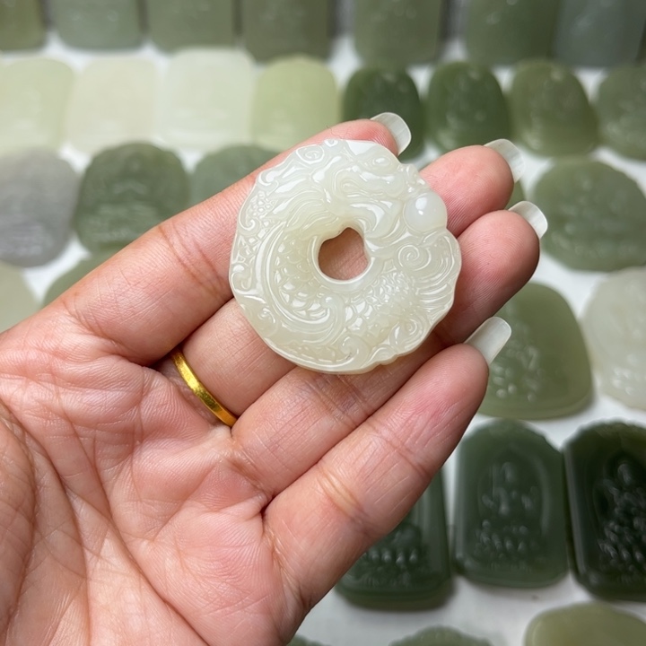 和田玉未镶嵌颈饰绵*