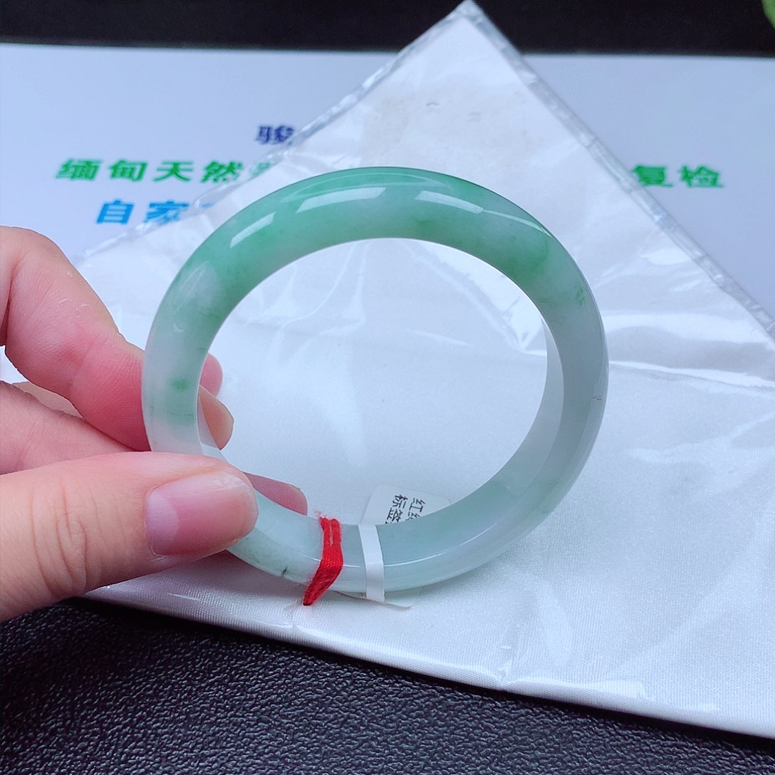 翡翠手镯未镶嵌56圈