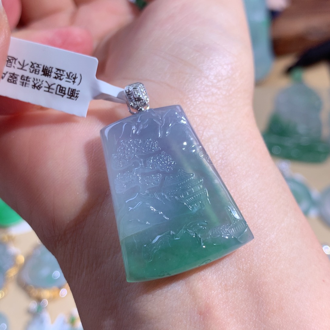 翡翠颈饰18K金镶嵌山水牌