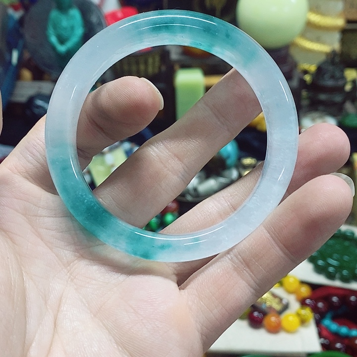 翡翠颈饰未镶嵌摆件的事怎么处理的这么