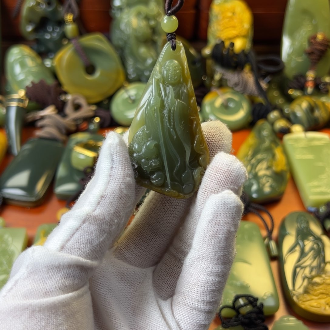 岫岩河磨玉（透闪石质玉）颈饰未镶嵌黑***儿