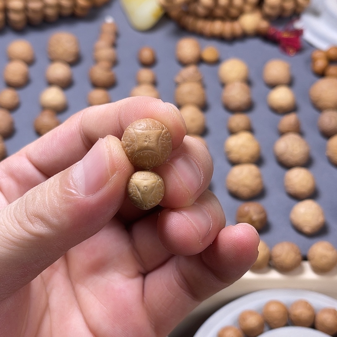 *****龙眼菩提吊坠龙眼一颗，麒麟一颗