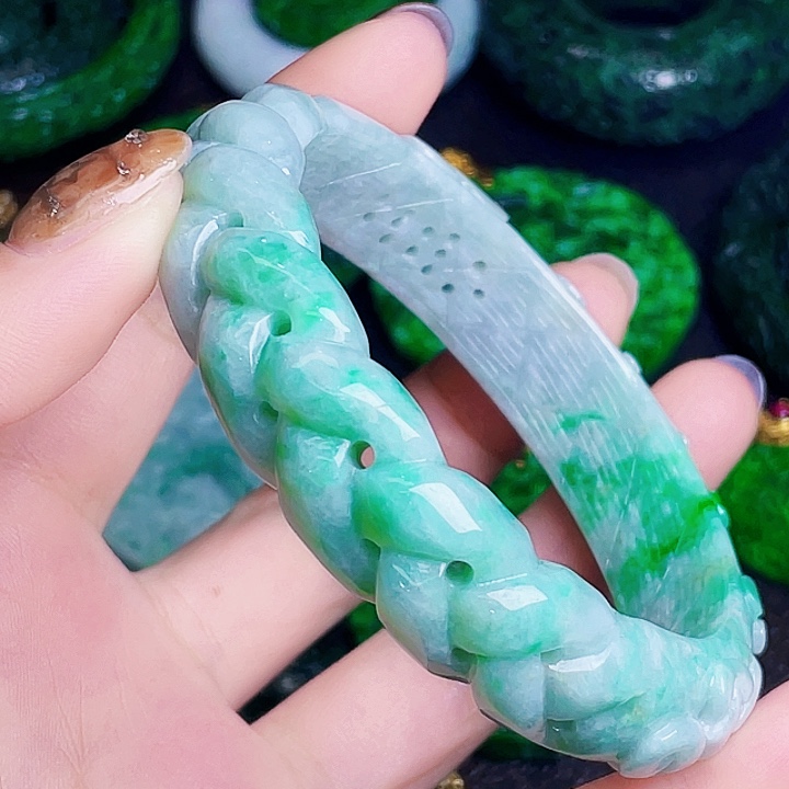 翡翠未镶嵌颈饰多样性60.9