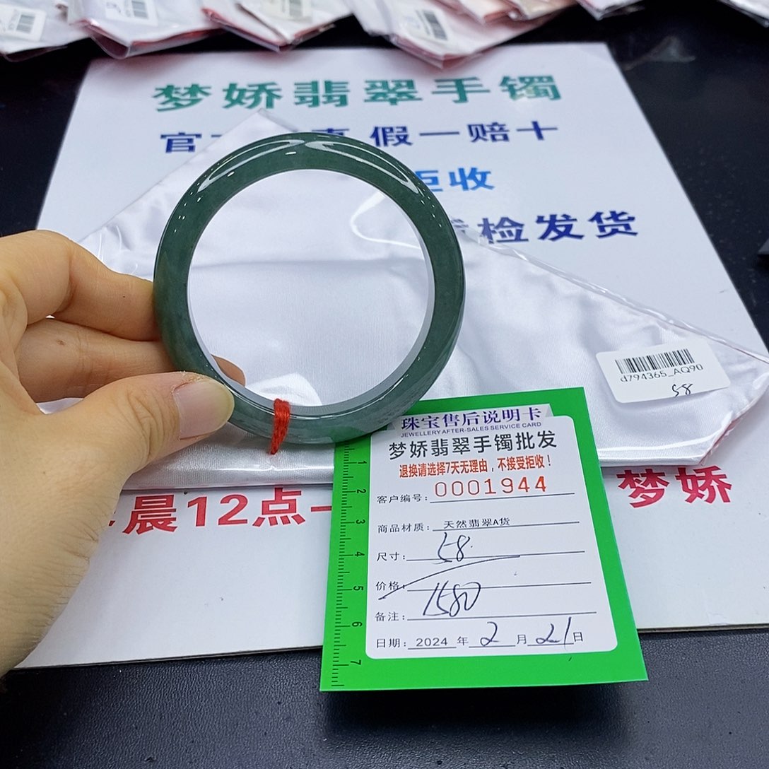 翡翠手镯未镶嵌翡翠手镯