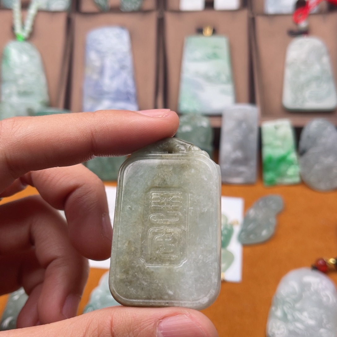 翡翠颈饰未镶嵌平安