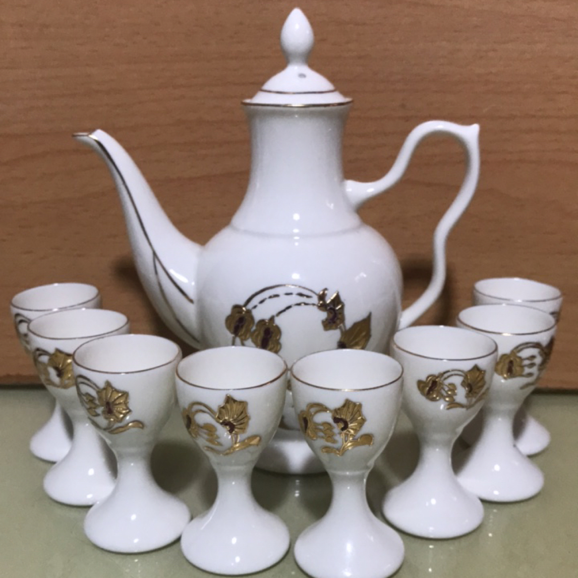 中国磁州窑邯郸陶瓷一厂八十年代左右描金红果酒具。全品没使用过。